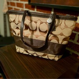 Coach authentic classic C handbag. Barely used, no flaws. Coin purse included!